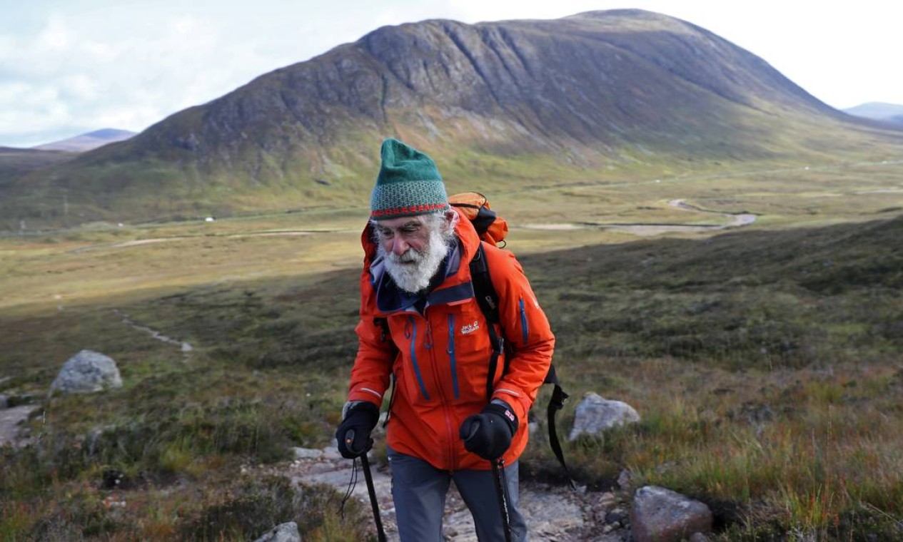 O alpinista Nick Gardner, de 81 anos, saiu em uma jornada para subir os 282 munros da Escócia – tipo de montanha com mais de 900 metros que não é classificada como montanha individualmente Foto: RUSSELL CHEYNE / REUTERS