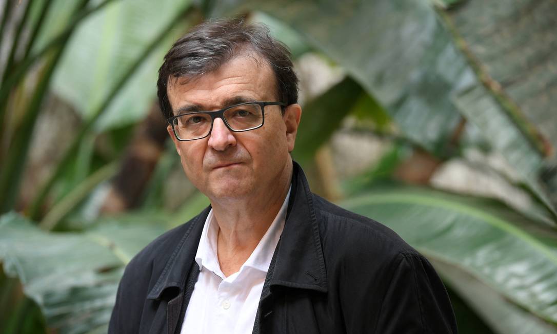Spanish writer Javier Cercas poses during the presentation of his new book "Independencia" in Barcelona on March 03, 2021. (Photo by LLUIS GENE / AFP) Foto: LLUIS GENE / Agência O Globo