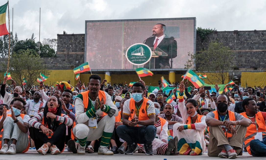 Multidão aplaude o primeiro-ministro etíope Abiy Ahmed durante seu discurso após tomar posse para seu segundo mandato Foto: Eduardo Soteras / AFP