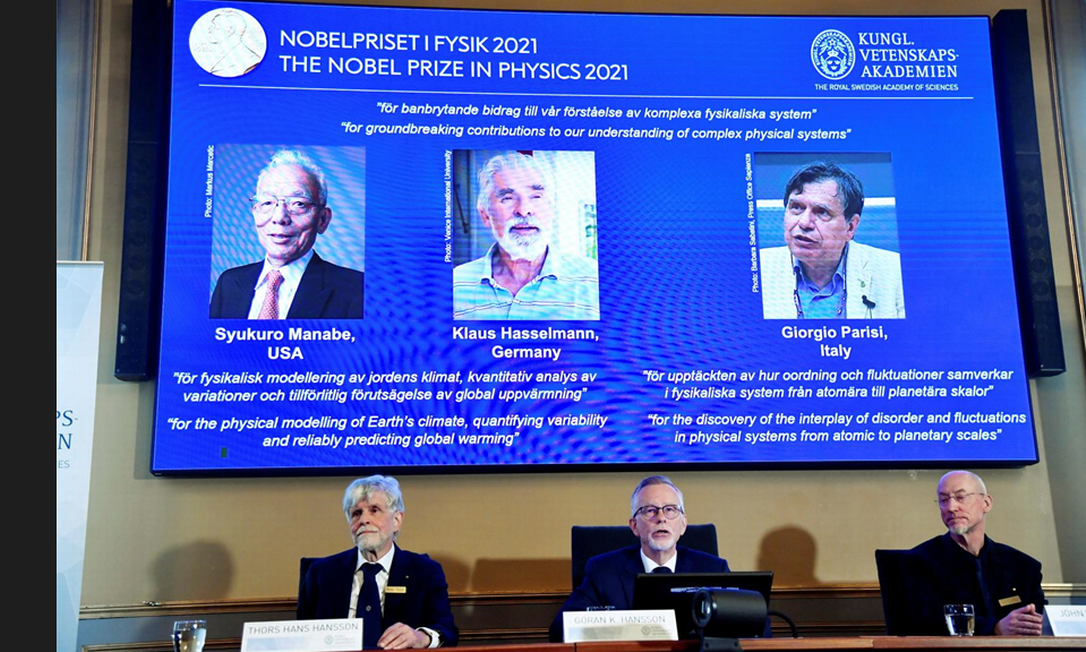 Integrantes da Comissão do Nobel anunciam os vencedores do prêmio de Física de 2021 Foto: Pontus Lundahl/TT News Agency / Reuters