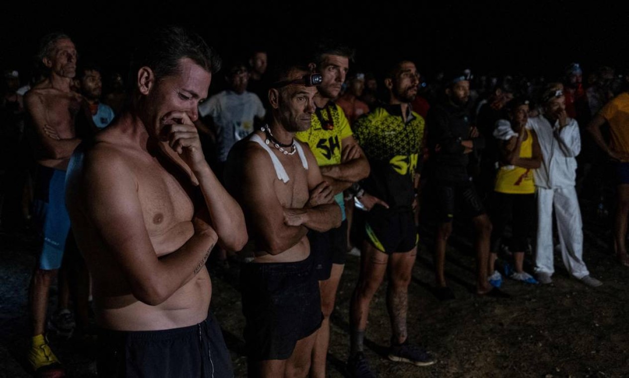 Competidores recebem a notícia da morte de um dos participantes por ataque cardíaco durante a Etapa 2 da 35ª edição da Marathon des Sables, prova de 250 km entre Tisserdimine e Kourci Dial Zaid, no deserto do Saara marroquino Foto: JEAN-PHILIPPE KSIAZEK / AFP