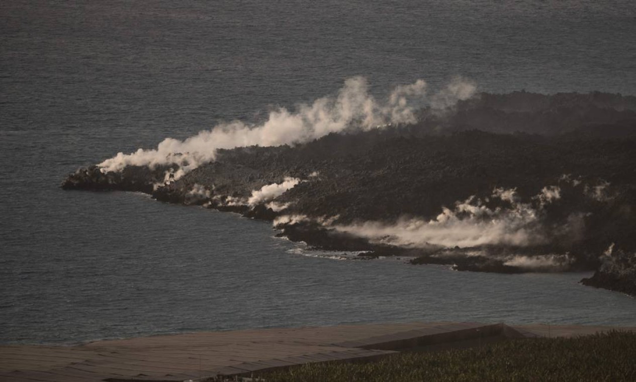Grande quantidade de magma do Cumbre Vieja enconrta Oceano Atlântico Foto: JORGE GUERRERO / AFP