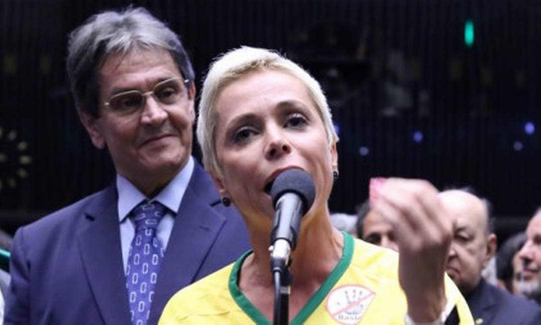 A ex-deputada Cristhiane Brasil sob os olhares do pai, Roberto Jefferson, na Câmara dos Deputados Foto: ANTONIO AUGUSTO / Infoglobo