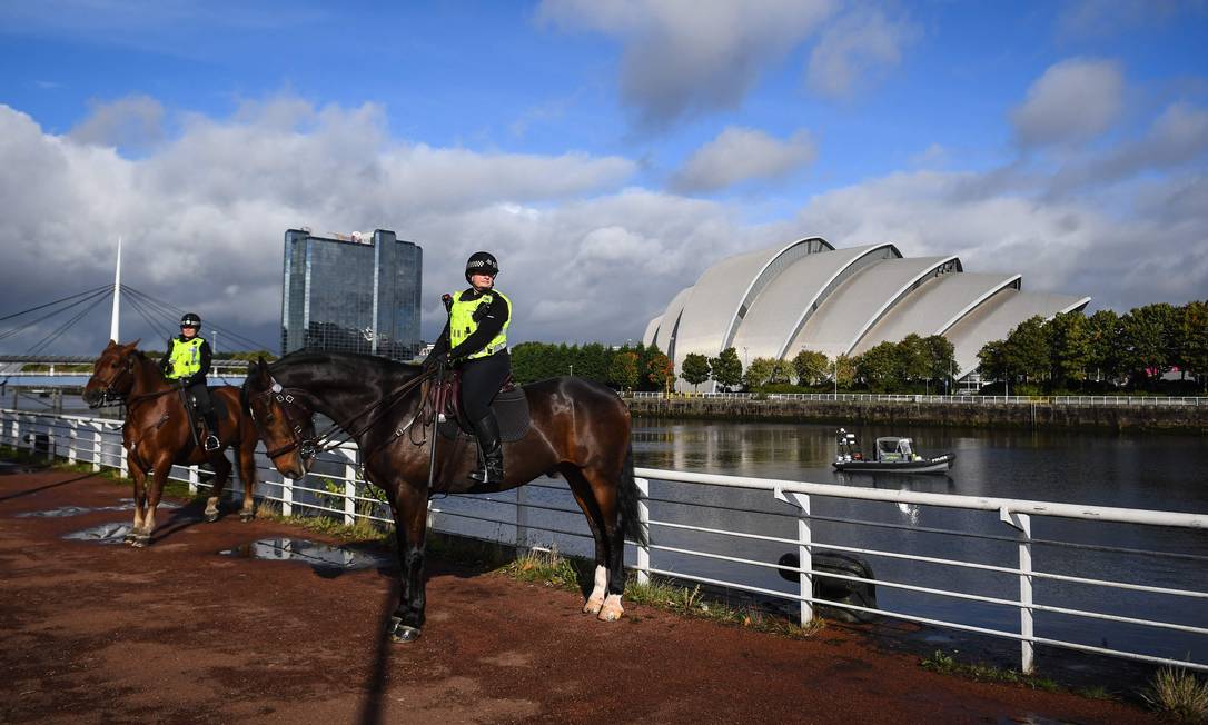 Policiais em patrulha perto da arena SSE Hydro, em Glasgow, um dos locais onde ocorrerá a COP-26 Foto: Andy Buchanan / AFP