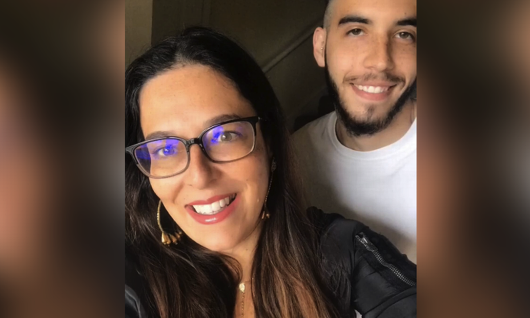 João Pedro Marchezani, de 23 anos, ao lado da mãe, Mônica Marchezani: Esperança na recuperação Foto: Arquivo pessoal