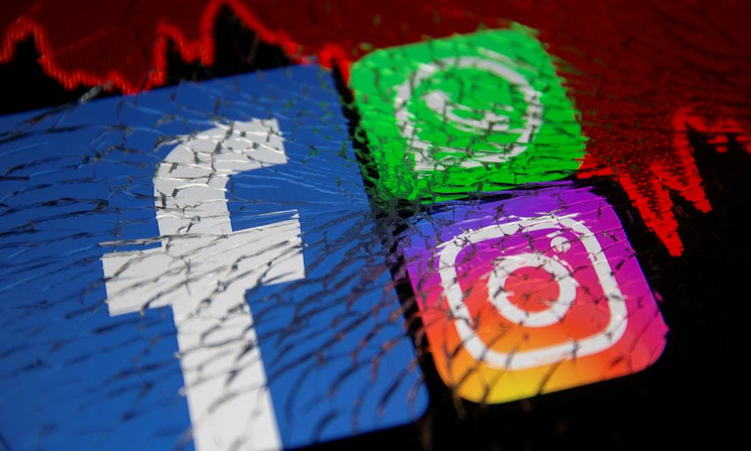 Facebook, Whatsapp e Instagram ficaram fora do ar por quase seis horas na segunda-feira Foto: DADO RUVIC / REUTERS