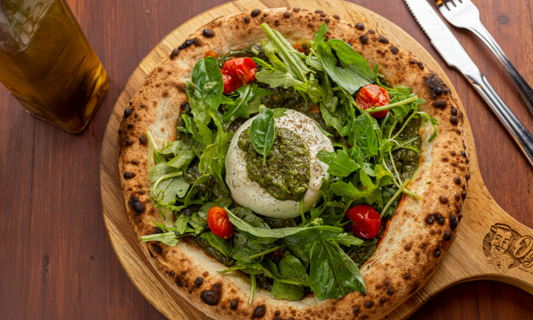 Oggi Pizza Napoletana: uma das sugestões da casa é a receita de burrata, pesto, rúcula e tomatinhos Foto: Divulgação