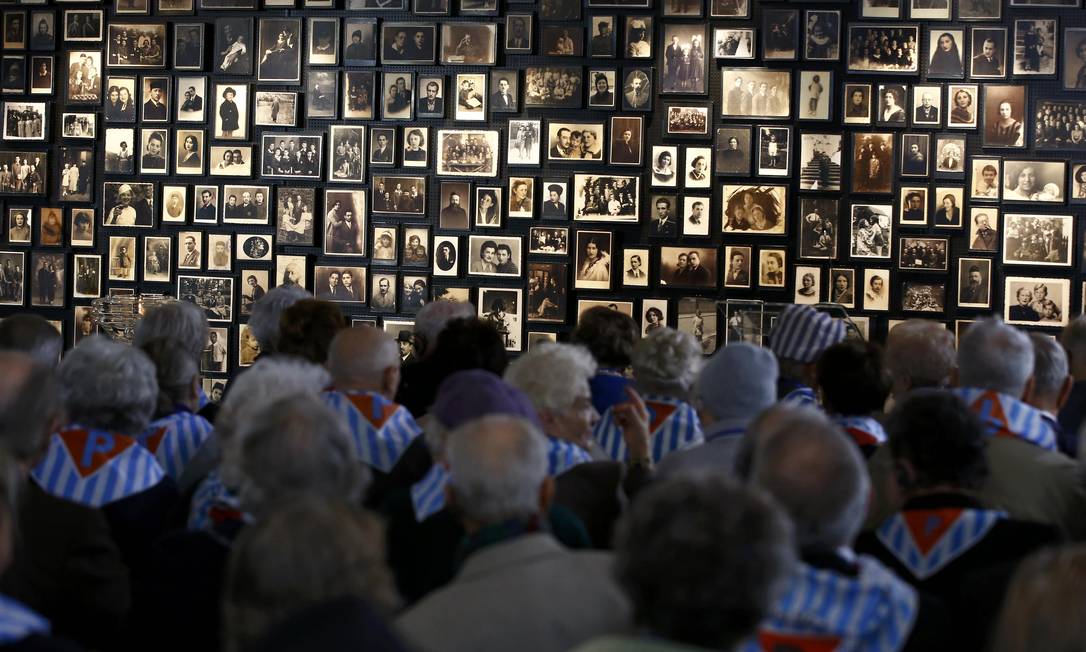 Sobreviventes participam de cerimôna no antigo campo de concentração nazista Auschwitz-Birkenau, na Polônia Foto: KACPER PEMPEL / Reuters