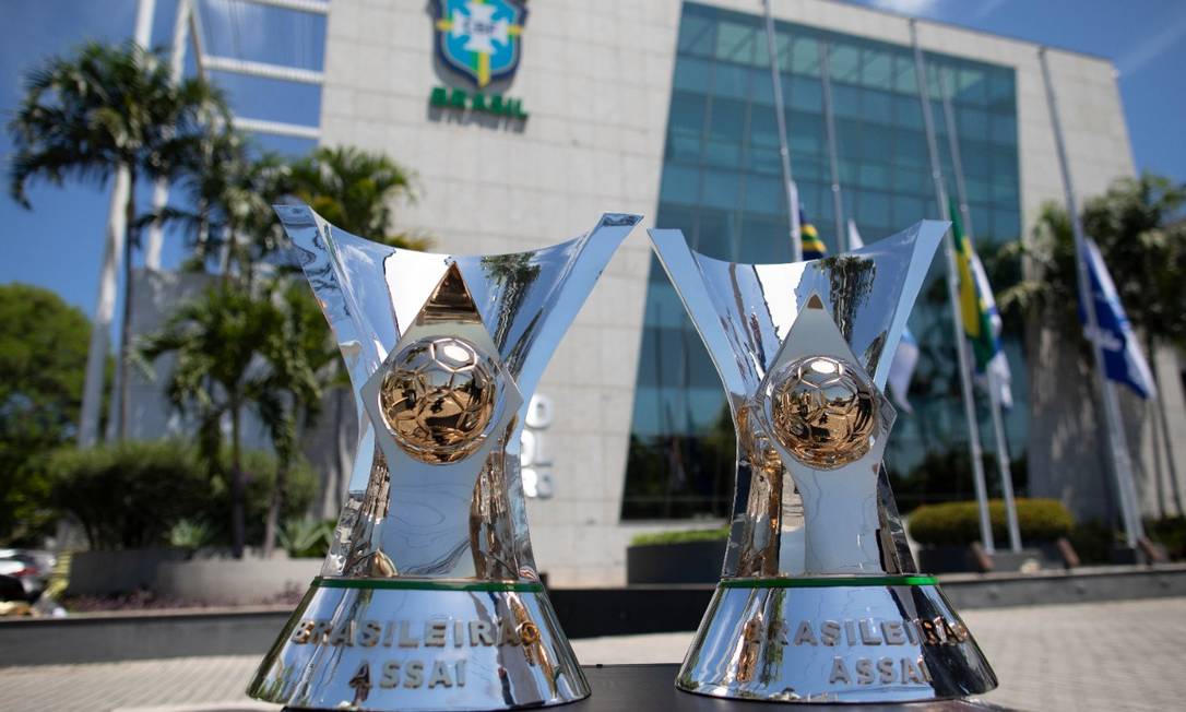 Os troféus do Campeonato Brasileiro, que passaria a ser gerido pela liga de clubes Foto: Lucas Figueiredo/CBF