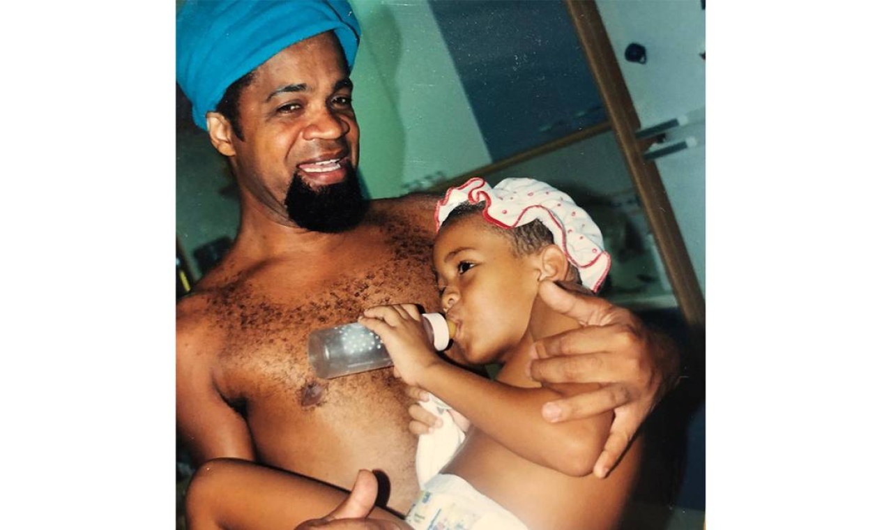 Chico Brown toma mamadeira nos braços do pai, Carlinhos Brown Foto: Reprodução
