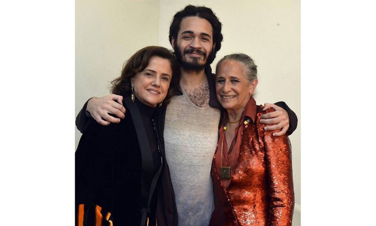Chico Brown abraça a avó Marieta Severo e a cantora Maria Bethânia Foto: Reprodução
