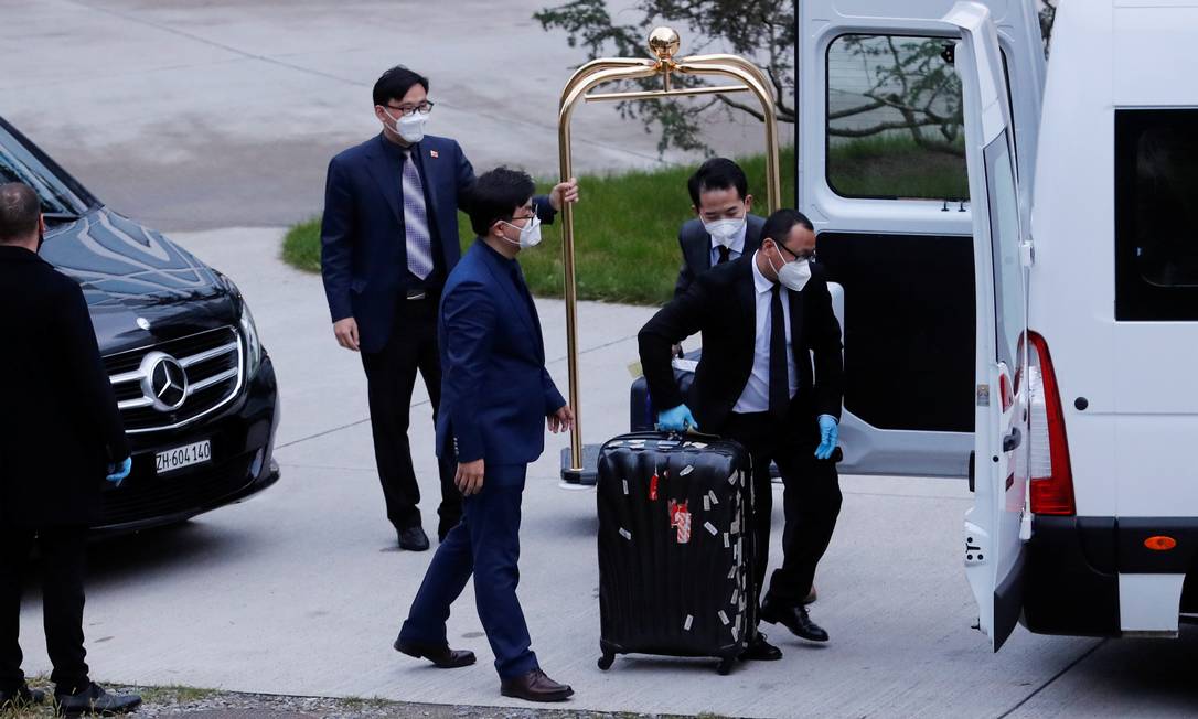 Membros da delegação chinesa deixam o hotel em Zurique, na Suíça, após reunião de alto nível com os EUA Foto: ARND WIEGMANN / REUTERS