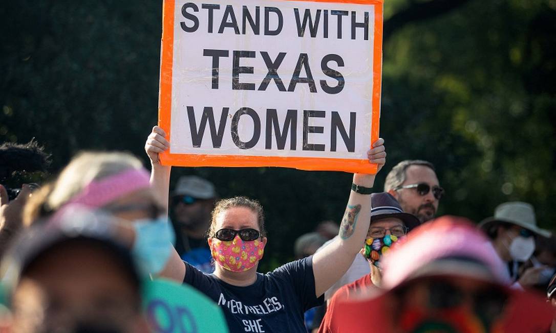 Manifestante contra a lei antiaborto do Texas segura cartaz em Austin: "Fique com as mulheres do Texas" Foto: MONTINIQUE MONROE / AFP