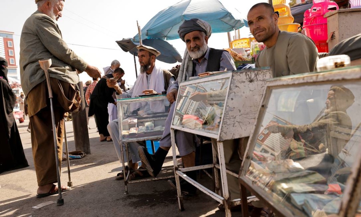 Ambulantes afegãos montam banca de câmbio em Cabul Foto: JORGE SILVA / REUTERS