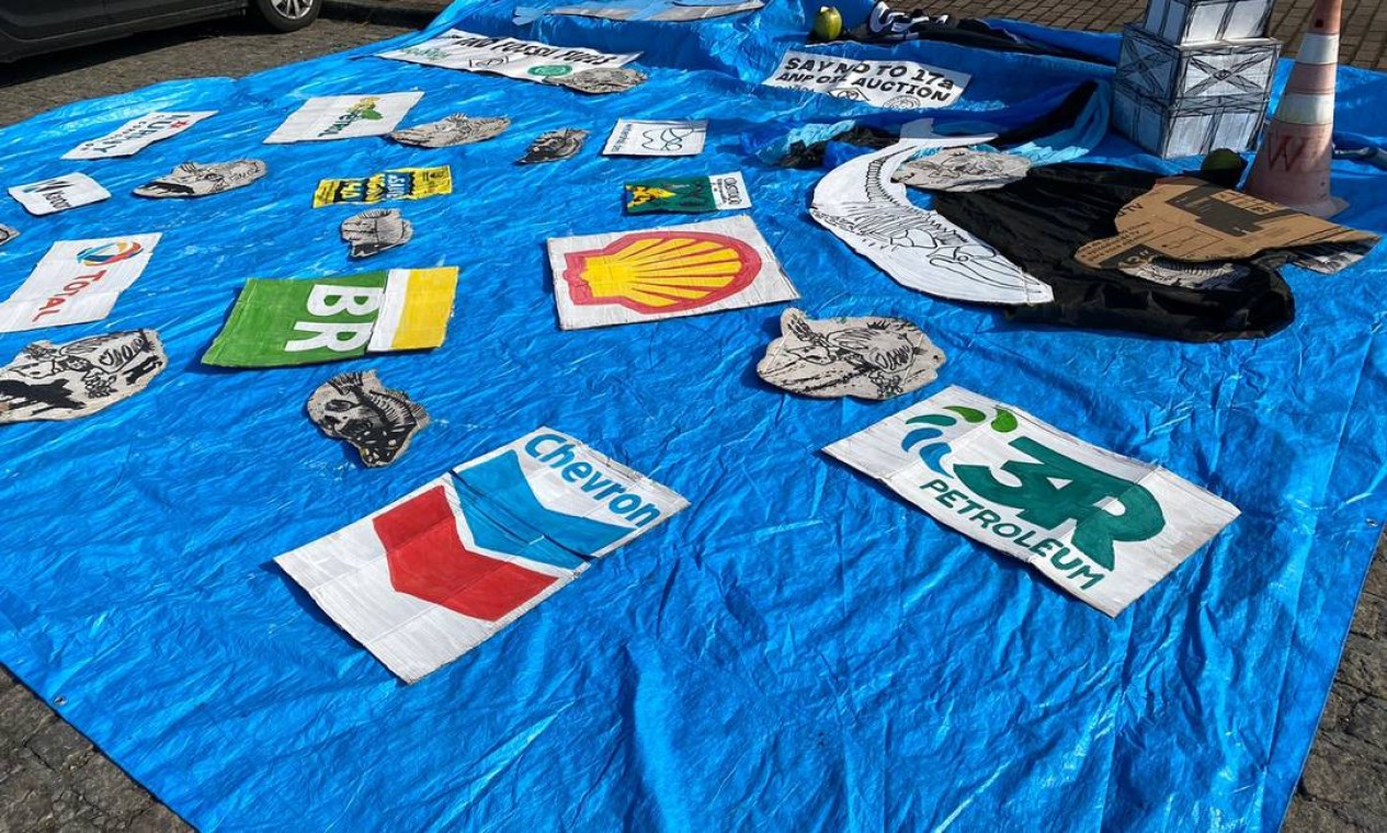 Cartaz exibe logo de companhias multinacionais exploradoras de petróleo Foto: Divulgação