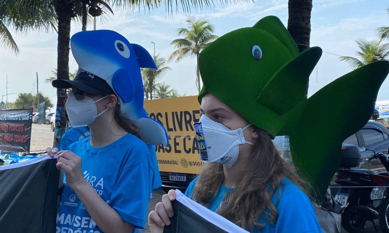 Ativistas usam chapéus para representar vida marinha Foto: Divulgação