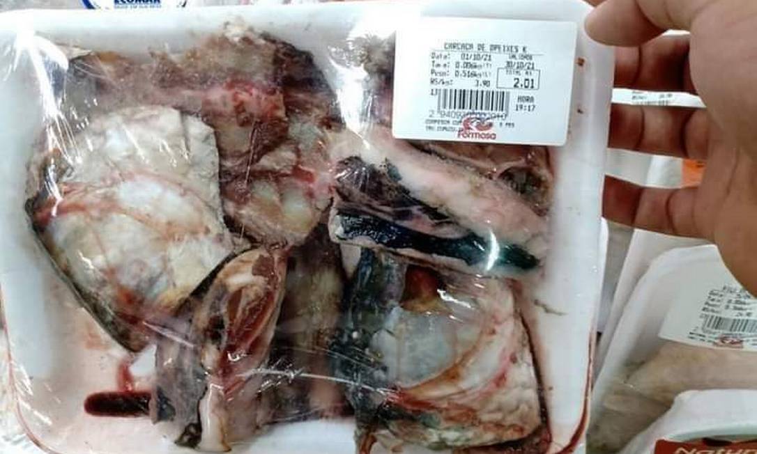 Restos de peixe sendo vendidos em supermercado no Pará Foto: Reprodução