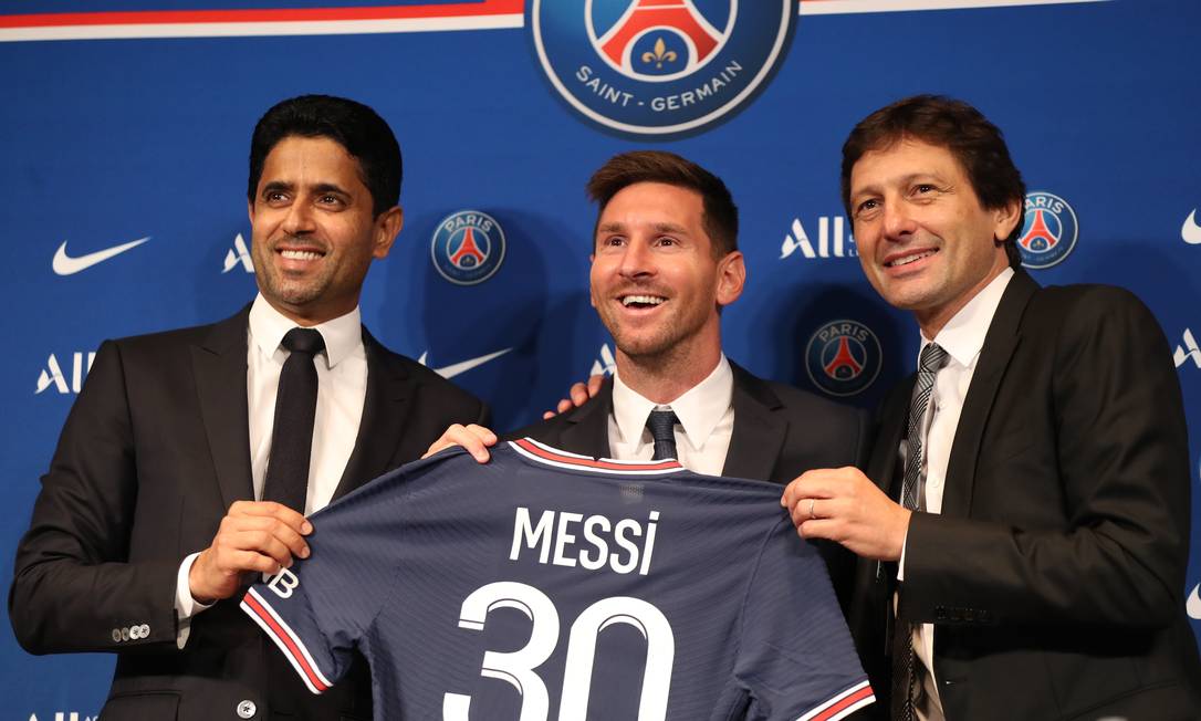 Lionel Messi é apresentado ao PSG ao lado do presidente Nasser Al-Khelaifi e o diretor Leonardo Araujo Foto: SARAH MEYSSONNIER / Reuters