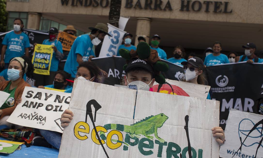 Grupos protestam em frente ao Hotel Windson, na Barra da Tijuca, contra o leilão de blocos para exploração de gás e petróleo no país. Foto: Marcia Foletto / Agência O Globo