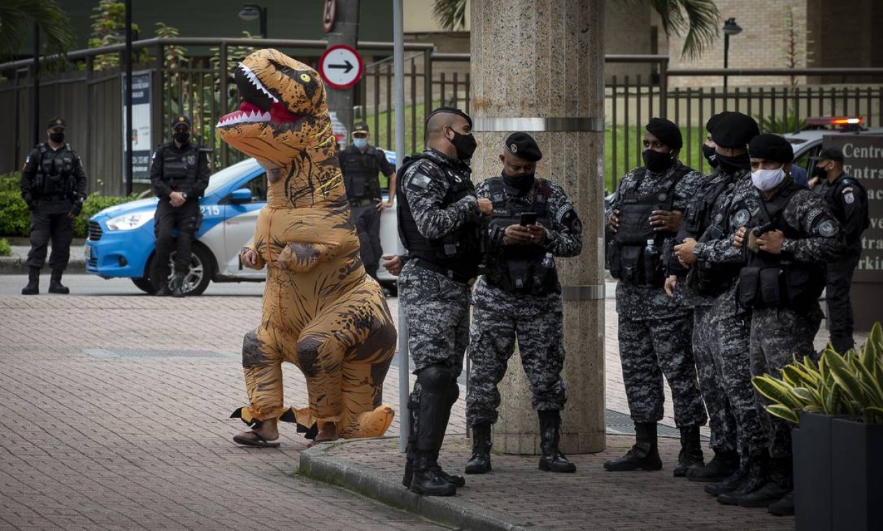 Manifestante-tironossauro aparece ao lado de policiais de Choque Foto: Marcia Foletto / Agência O Globo