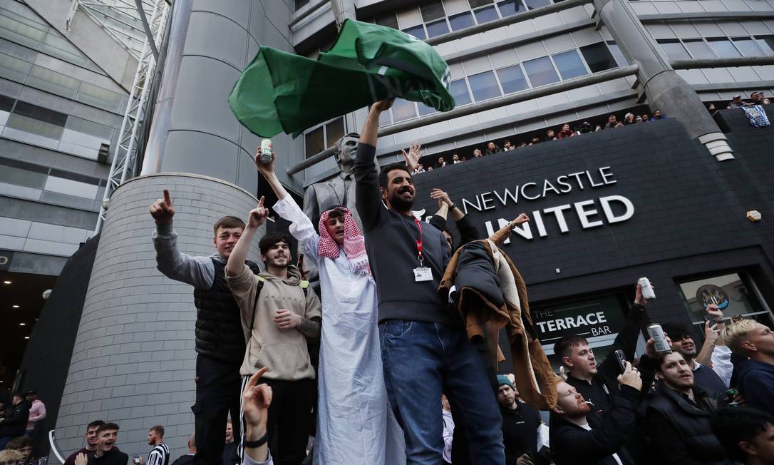 Torcedores vão à porta do Newcastle comemorar aquisição Foto: LEE SMITH / Action Images via Reuters