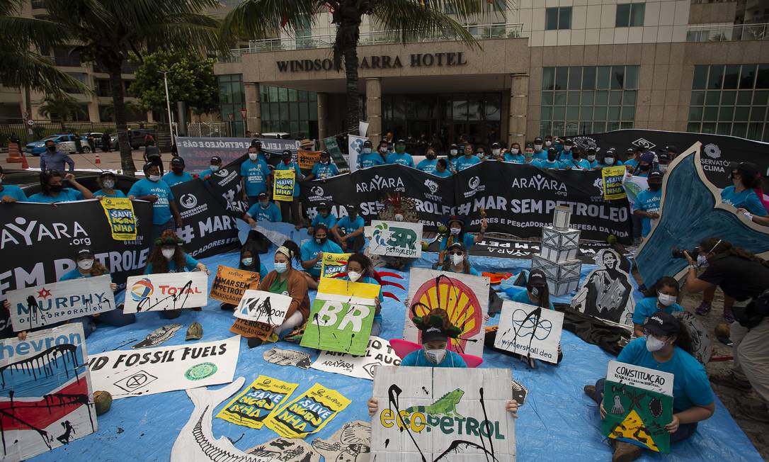 Grupos protestam em frente ao Hotel Windson, na Barra, contra o leilão de blocos para exploração de petróleo Foto: Marcia Foletto / Agência O Globo