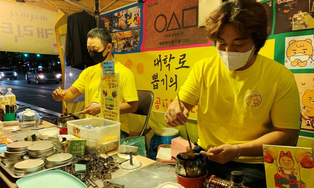 Barraca de doces em Seoul utiliza símbolos da série para vender tradicional gluoseima feita de açúcar com bicabornato de sódio Foto: MINWOO PARK / REUTERS