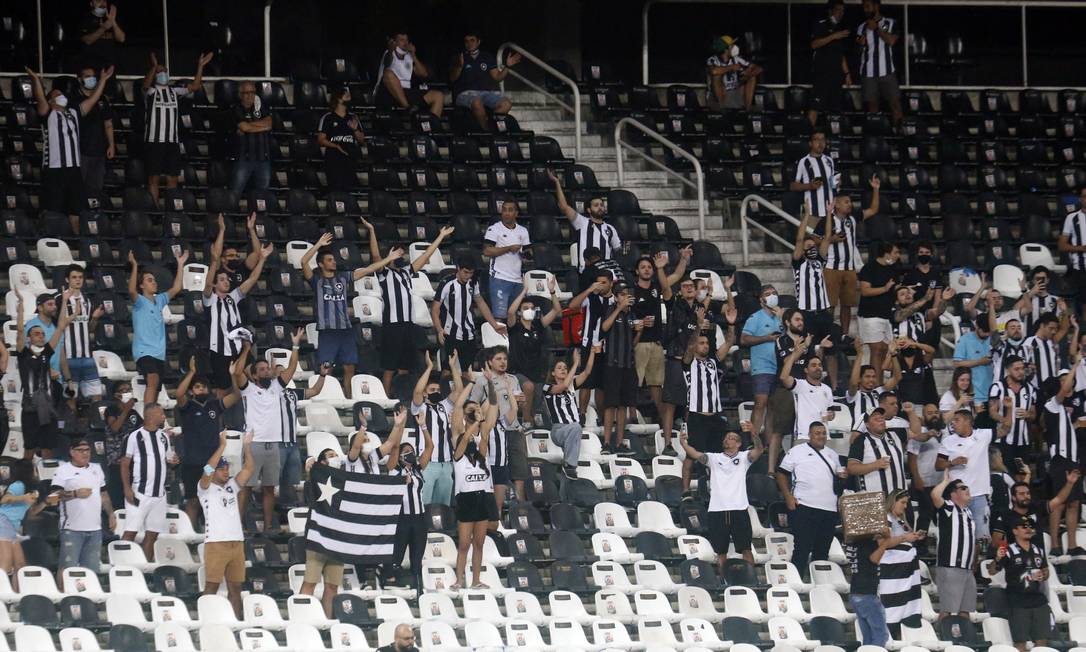 Torcida do Botafogo em ação: no último sábado, houve discussão com o técnico Enderson Moreira Foto: Vitor Silva/Botafogo