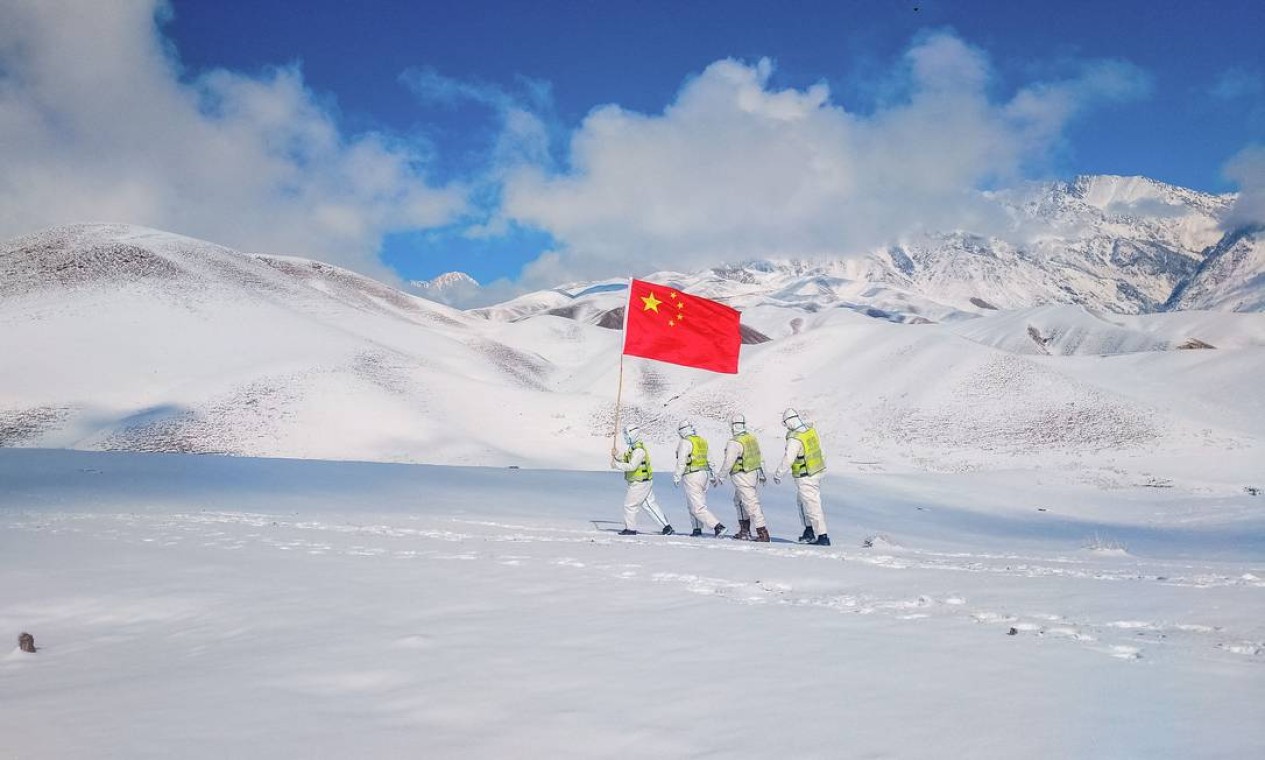 Policiais patrulham fronteira de Yili, na região de Xinjiang, no oeste da China Foto: STR / AFP