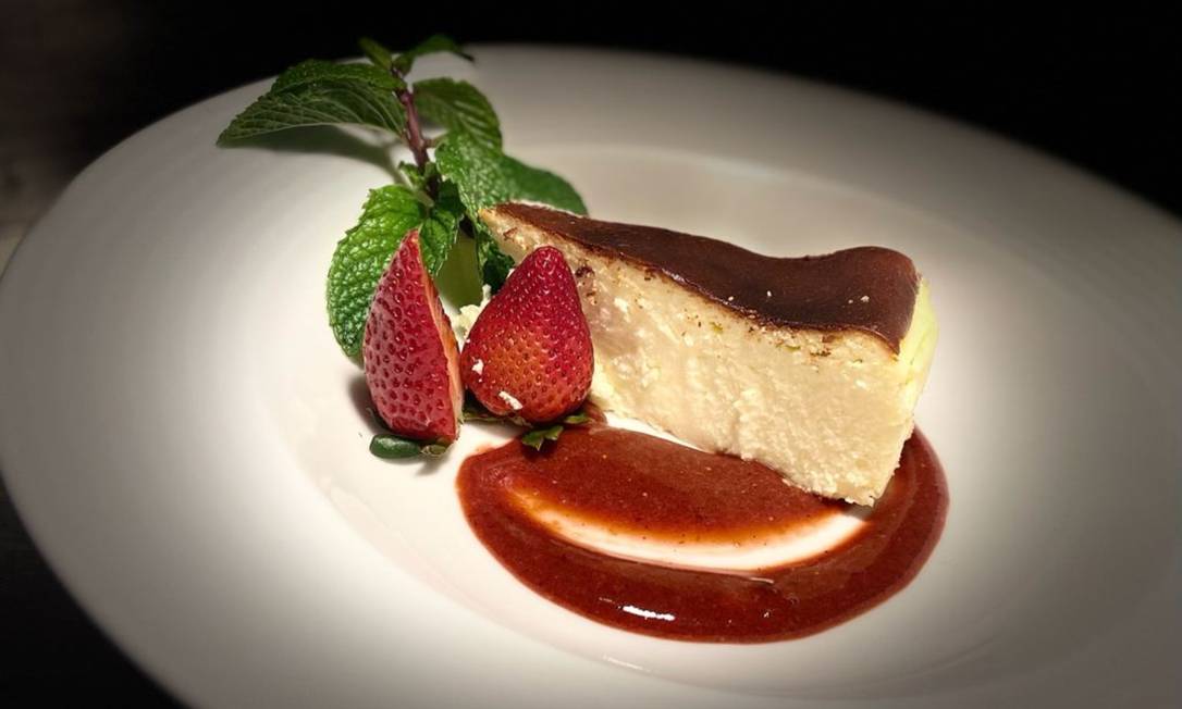 Cheesecake basco com chutney de morango: dica de sobremesa no La Villa Foto: Divulgação