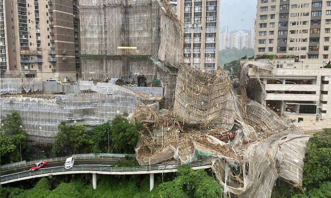 Andaime de 30 andares desabou em Hong Kong e matou ao menos uma pessoa Foto: Reprodução
