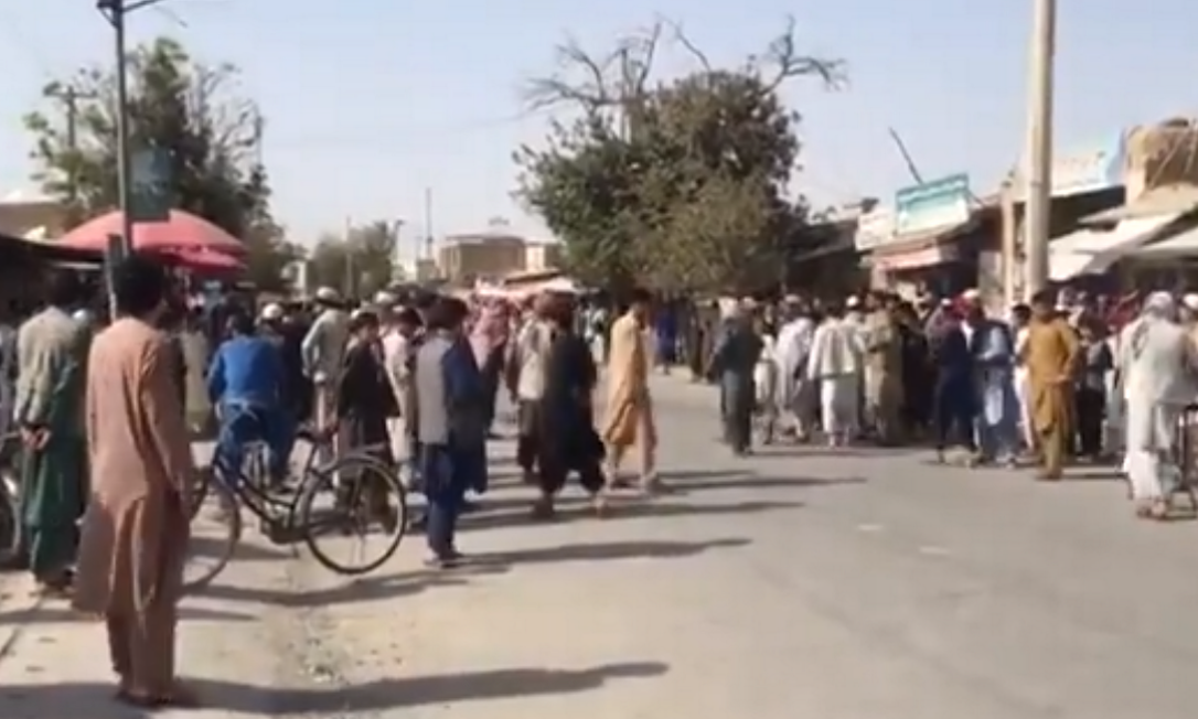 Residentes de Kunduz correram para as ruas após ataque com bomba em mesquita da cidade Foto: Reprodução/AFP