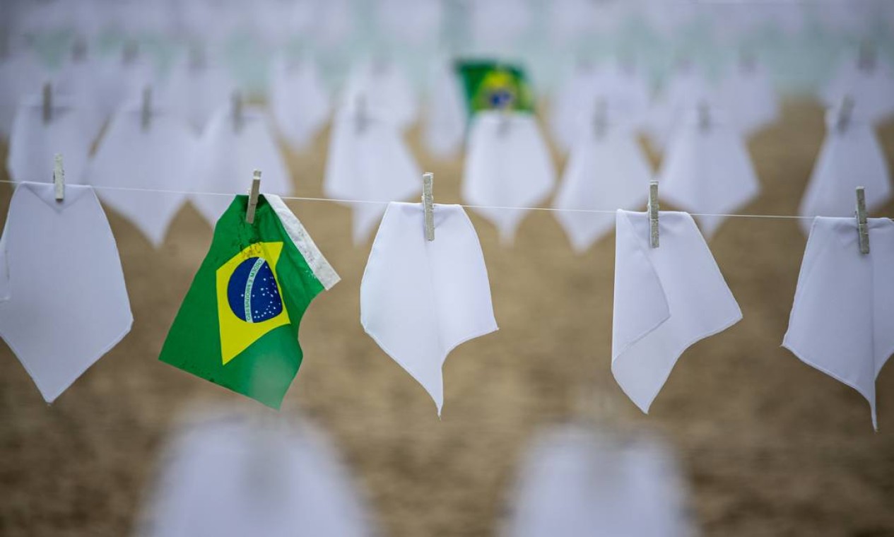 A organização não governamental estendeu em um varal na areia, em frente ao Copacabana Palace, com 600 lenços brancos Foto: Hermes de Paula / Agência O Globo