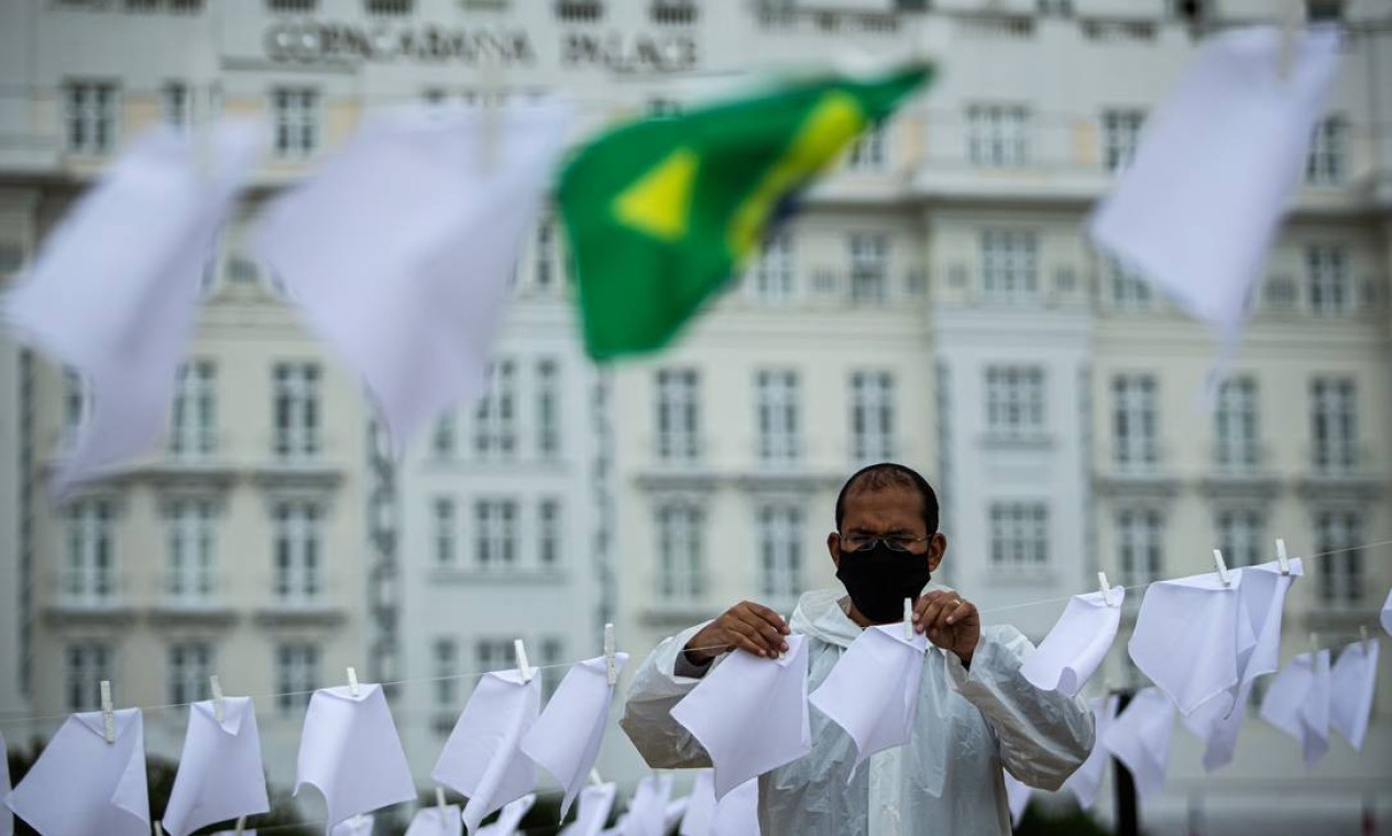 Ato tem 600 lenços brancos estendidos, junto a bandeiras do Brasil, em memória das vítimas da pandemia de Covid-19 Foto: Hermes de Paula / Agência O Globo