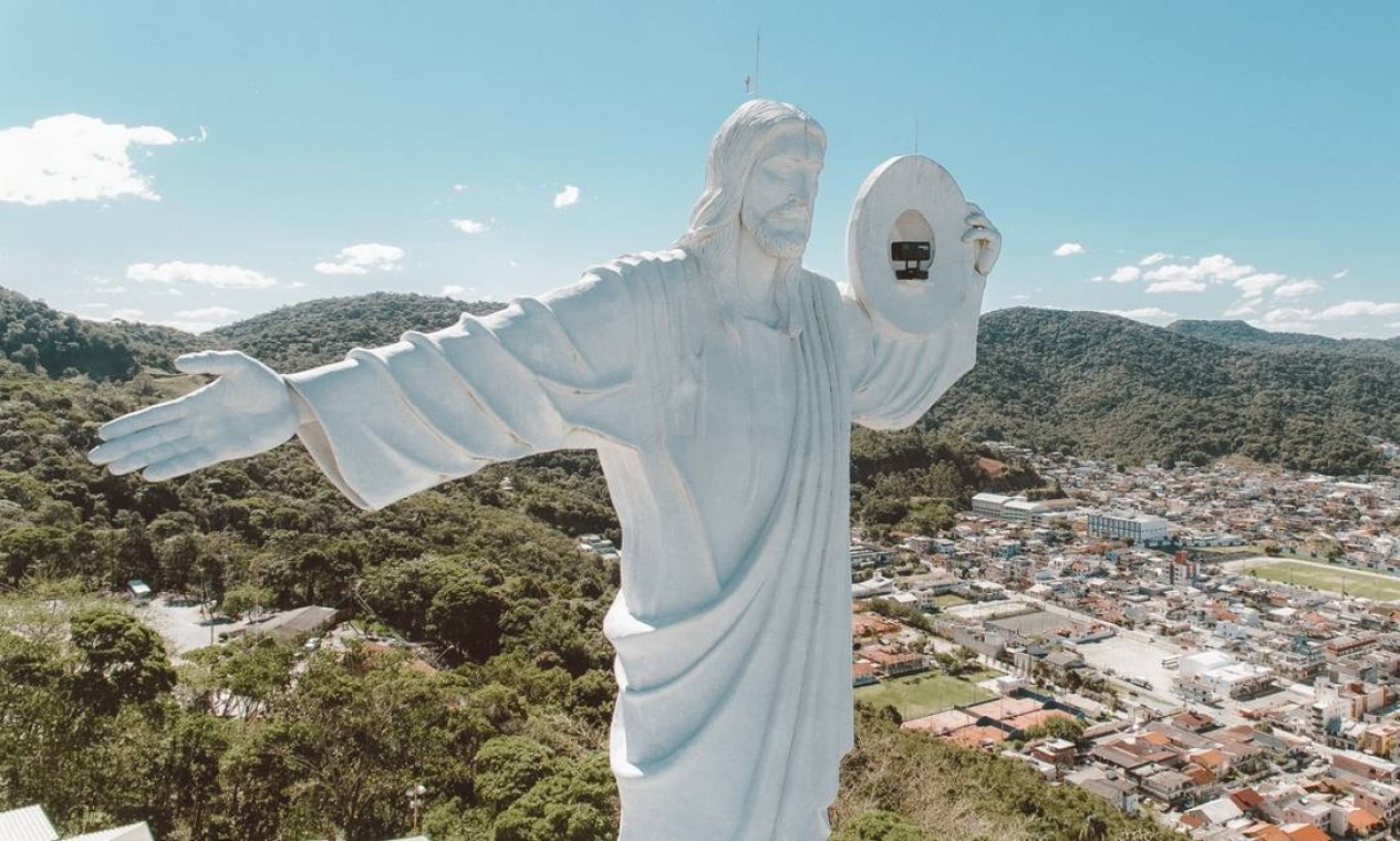 Balneário Camboriú, Santa Catarina - Localizado em um dos pontos mais altos da cidade, a imagem “Cristo Luz” possui 33 metros de altura e atrai milhares de turistas durante todo o ano Foto: Divulgação