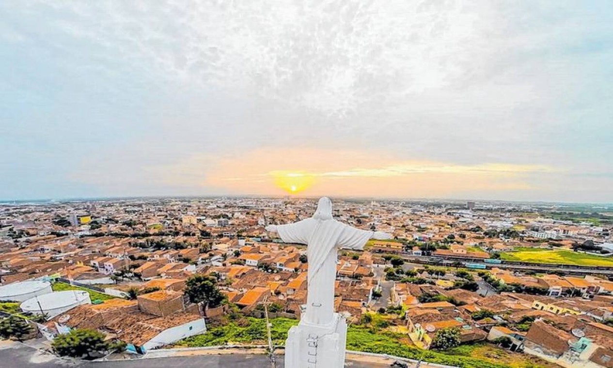 Sobral, Ceará - Inaugurado em maio de 1938 por iniciativa da Diocese local, o Cristo Redentor de Sobral, com seus 28 metros de altura, fornece uma vista privilegiada da Serra da Meruoca Foto: Divulgação