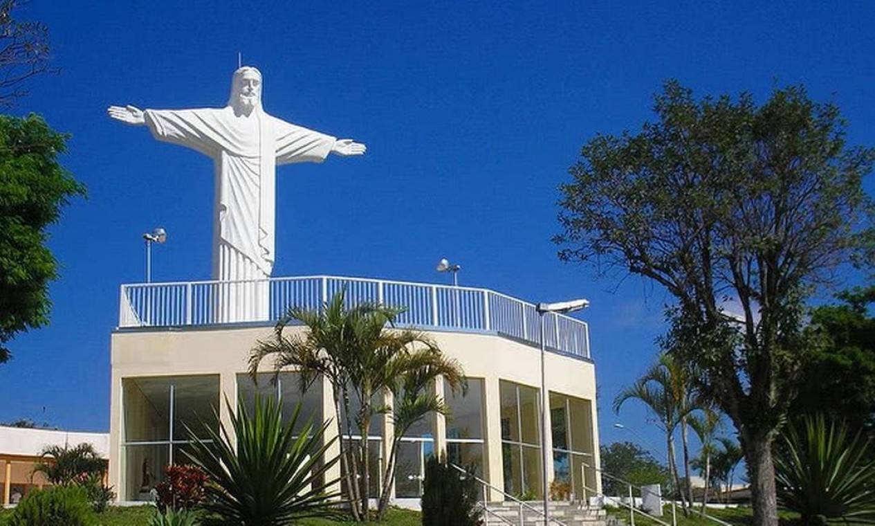Taubaté, São Paulo - Um dos principais pontos turísticos da cidade, a imagem do Cristo Redentor, de 23 metros de altura, fica localizada em uma colina urbanizada com vista para parte do Vale do Paraíba Foto: Divulgação