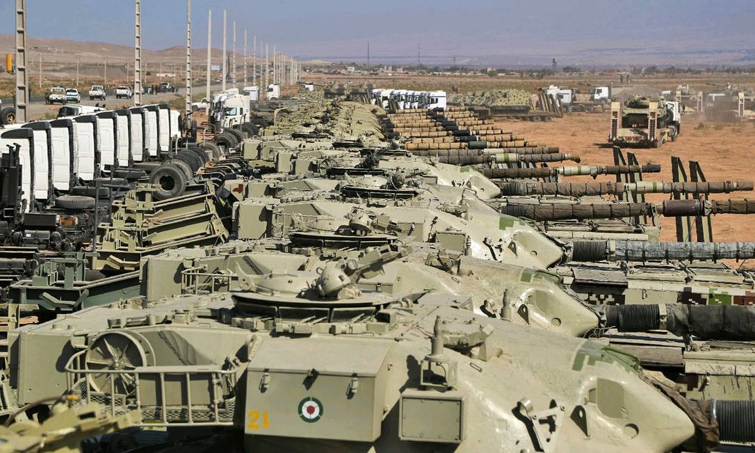 Tanques do Exército iraniano participam de manobras militares perto da fronteira com o Azerbaijão Foto: - / AFP