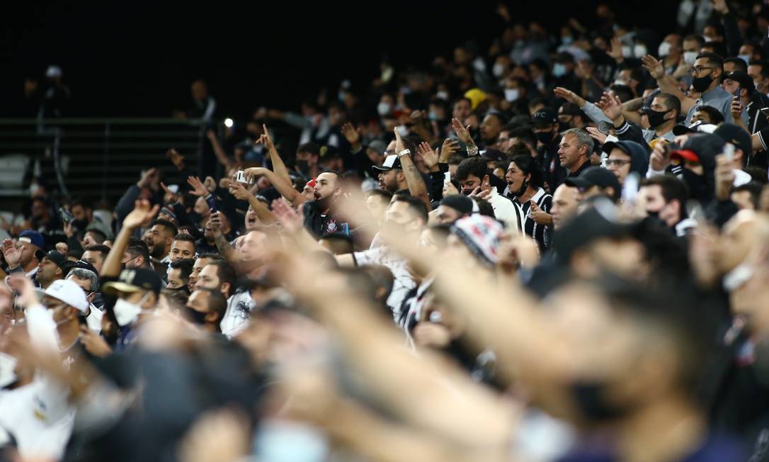 Torcida do Corinthians de volta ao estádio: clube teve maior número de torcedores no retorno do público Foto: CARLA CARNIEL / REUTERS