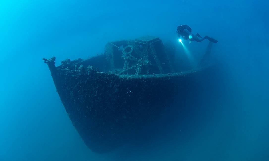 Um mergulhador explora os navios naufragados na Primeira Guerra Mundial no Parque Histórico Submarino de Gallipoli, que acaba de abrir no litoral da cidade de Çanakkale, na Turquia Foto: AFP