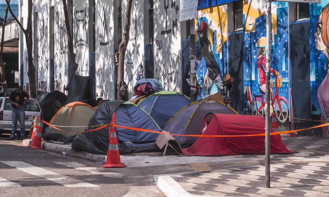 População em situação de rua na maior cidade do país. Barracas na Praça Marechal Teodoro, em São Paulo. Foto: Edilson Dantas / Agência O Globo