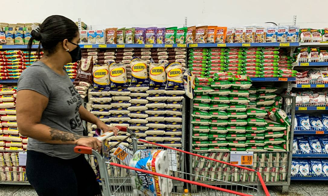 Inflação atingiu os itens mais essenciais como os alimentos que subiram mais de 14% nos últimos 12 meses, mas tem efeitos também em emprego e outras áreas Foto: Brenno Carvalho / Agência O Globo