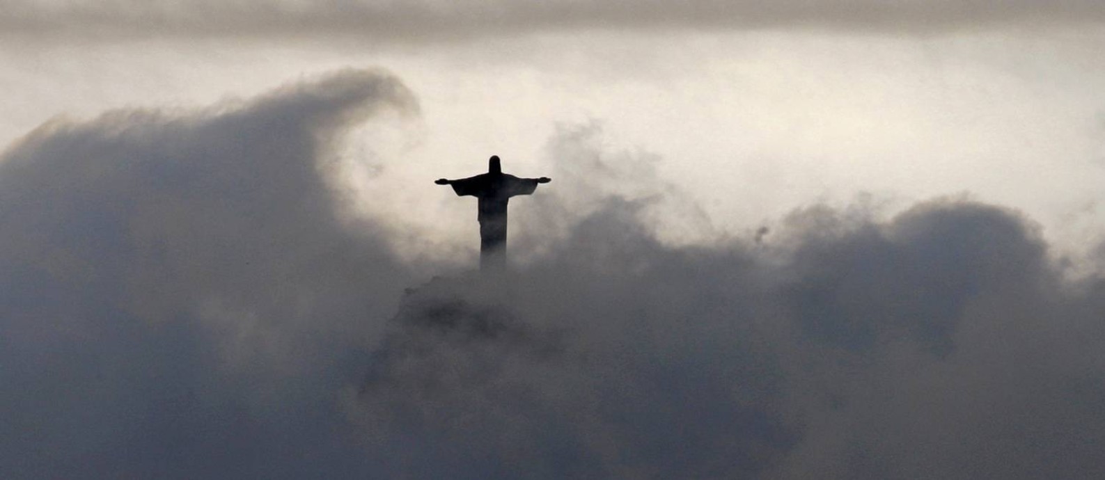O Cristo Redentor surgindo das nuvens Foto: Custódio Coimbra / Agência O Globo