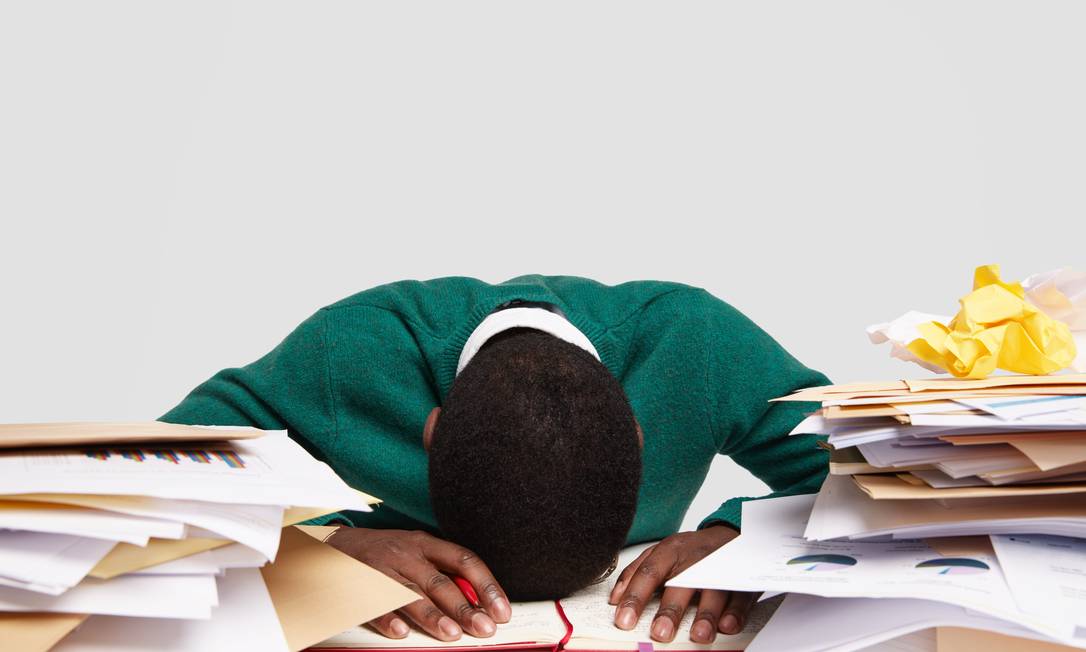 Apesar de saber que o excesso de trabalho faz mal para a saúde e é ineficaz para a produtividade, permitir-se desacelerar pode ser um desafio; confira algumas dicas. Foto: FreePik