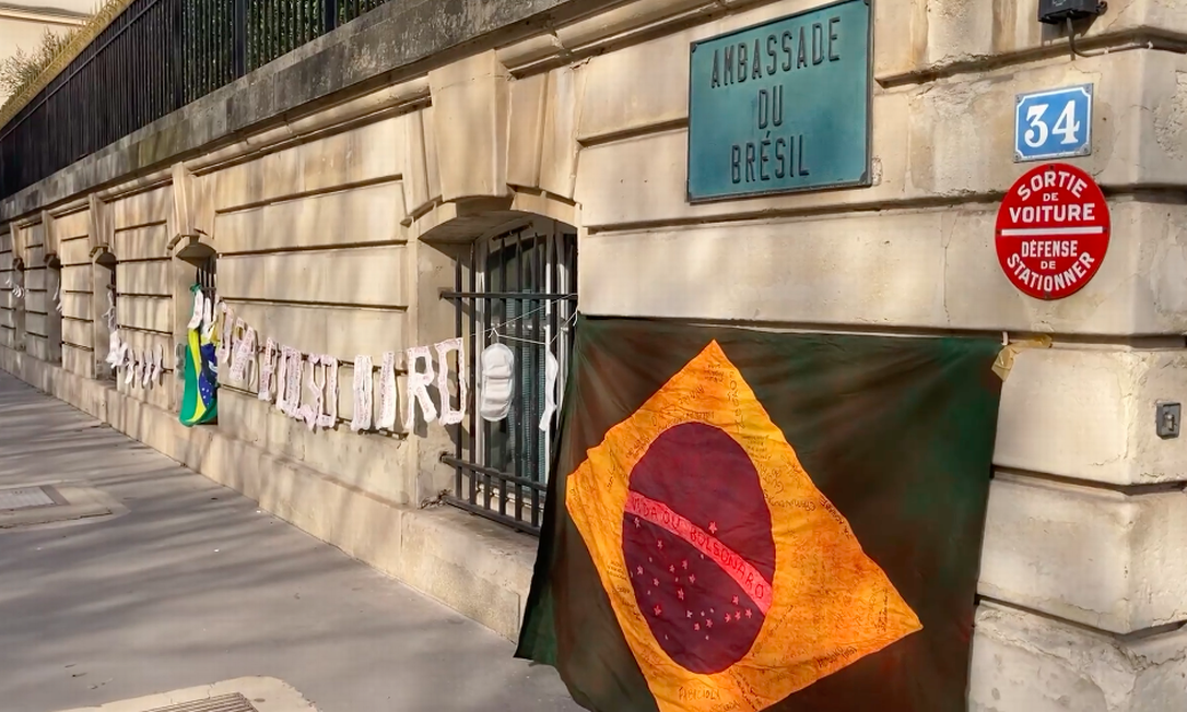 Manifestantes amarram absorventes na embaixada do Brasil em Paris para protestar contra veto de Bolsonaro Foto: Reprodução