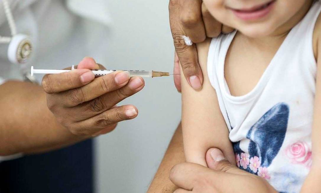 Criança é vacinada em campanha em Caxias Foto: O Globo