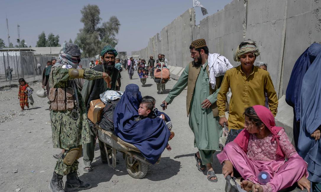 Pessoas tentam atravessar a fronteira do Afeganistão para o Paquistão Foto: Bulent Kilic / AFP (25-09-2021)