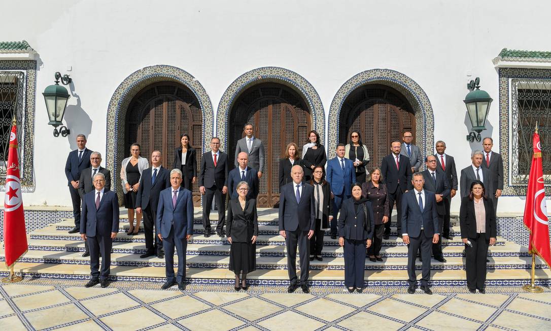 Presidente da Tunísia, Kais Saïed posa com membros do novo Gabinete em Túnis Foto: TUNISIAN PRESIDENCY / via REUTERS/11-10-2021