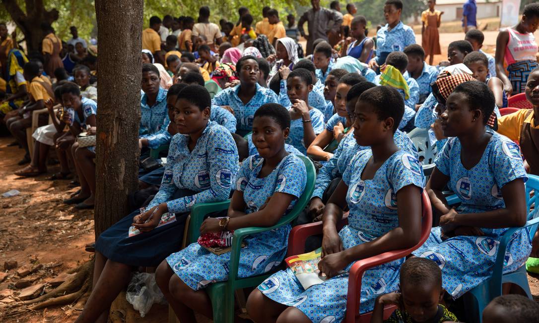Meninas ouvem médica falar sobre a importância de evitar a gravidez na adolescência em Adumasa, no sul de Gana Foto: FRANCIS KOKOROKO / NYT