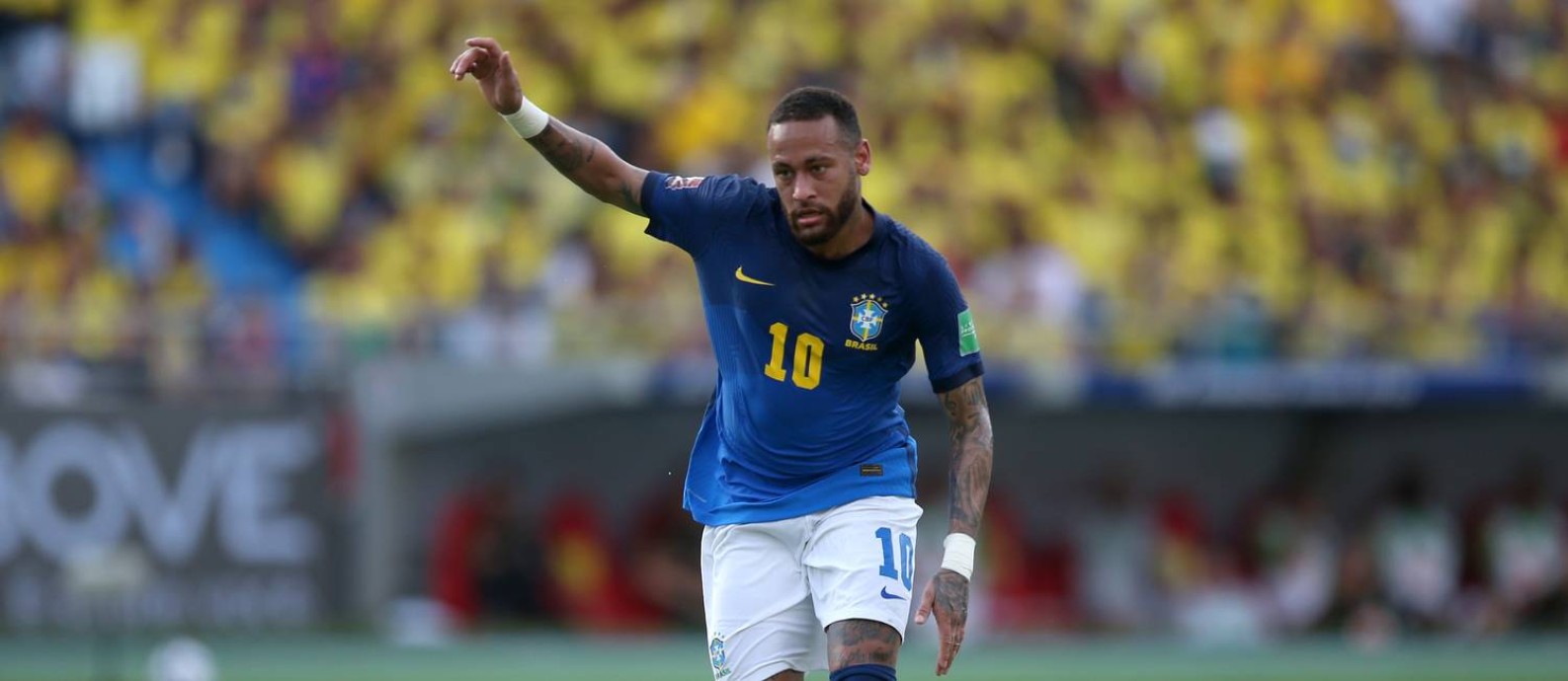 Neymar tenta jogada na partida contra a Colômbia Foto: LUISA GONZALEZ / REUTERS